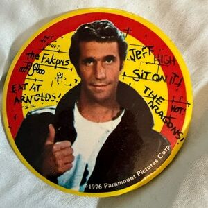 Vintage 1976 Happy Days Paramount Pictures Collectible Pin Button